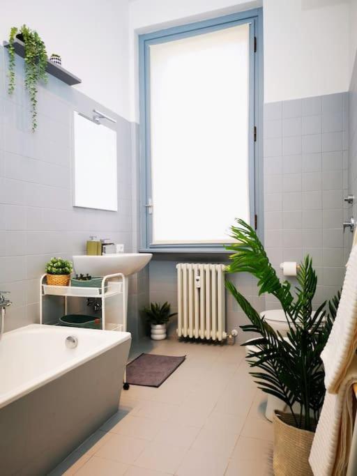 Sunny Flat 50 Meters From The Metro Milão Exterior foto