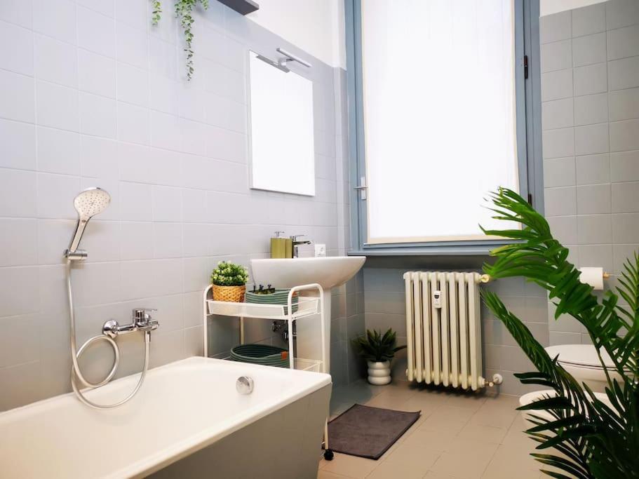 Sunny Flat 50 Meters From The Metro Milão Exterior foto